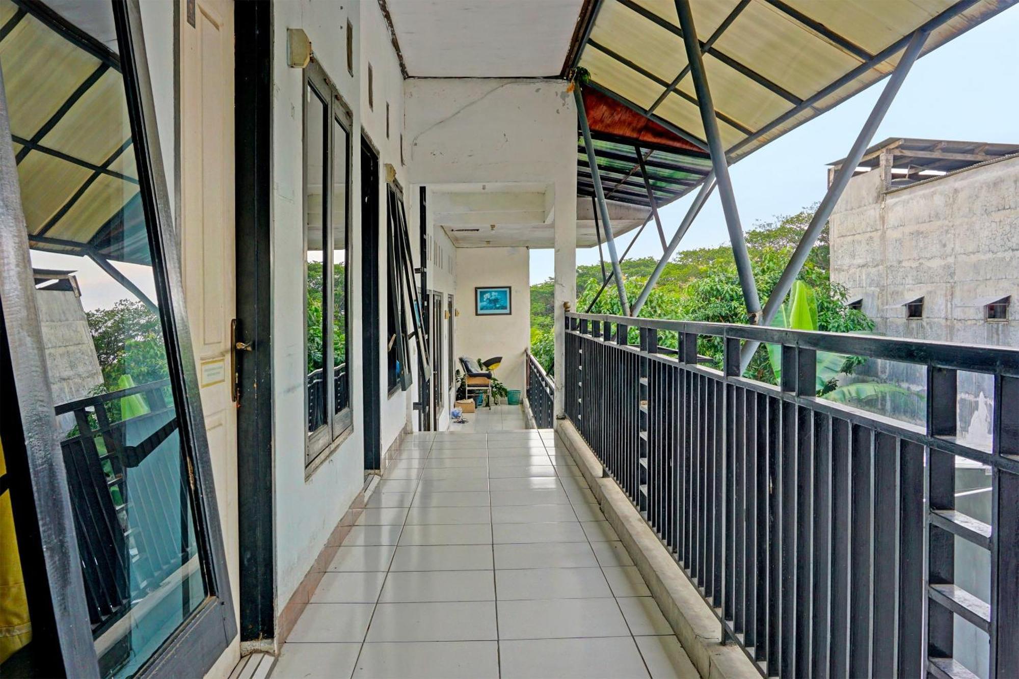 Hotel Oyo Life 91896 Kost Bu Dewi Syariah Pasuruan Exterior foto
