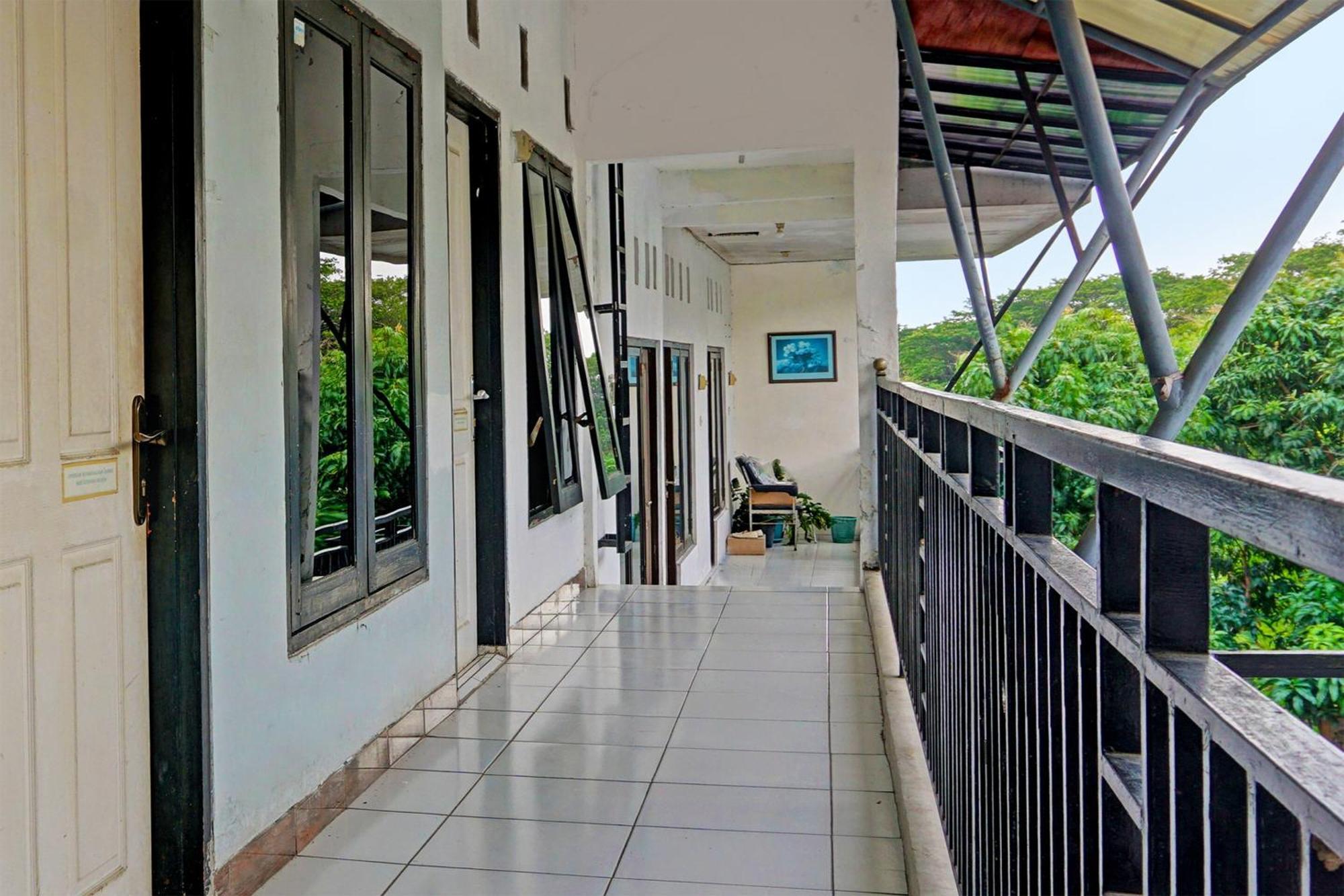 Hotel Oyo Life 91896 Kost Bu Dewi Syariah Pasuruan Exterior foto
