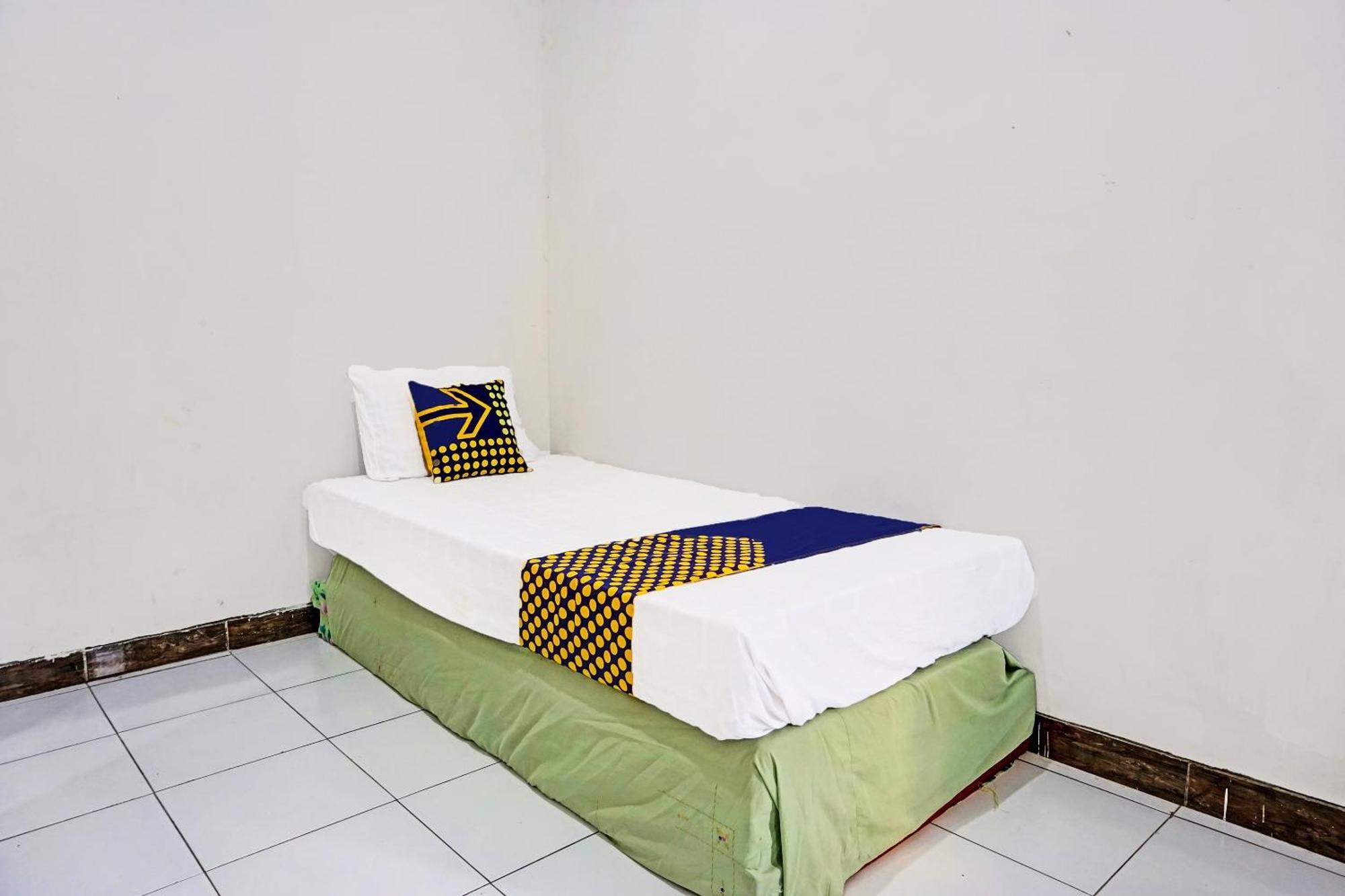 Hotel Oyo Life 91896 Kost Bu Dewi Syariah Pasuruan Exterior foto