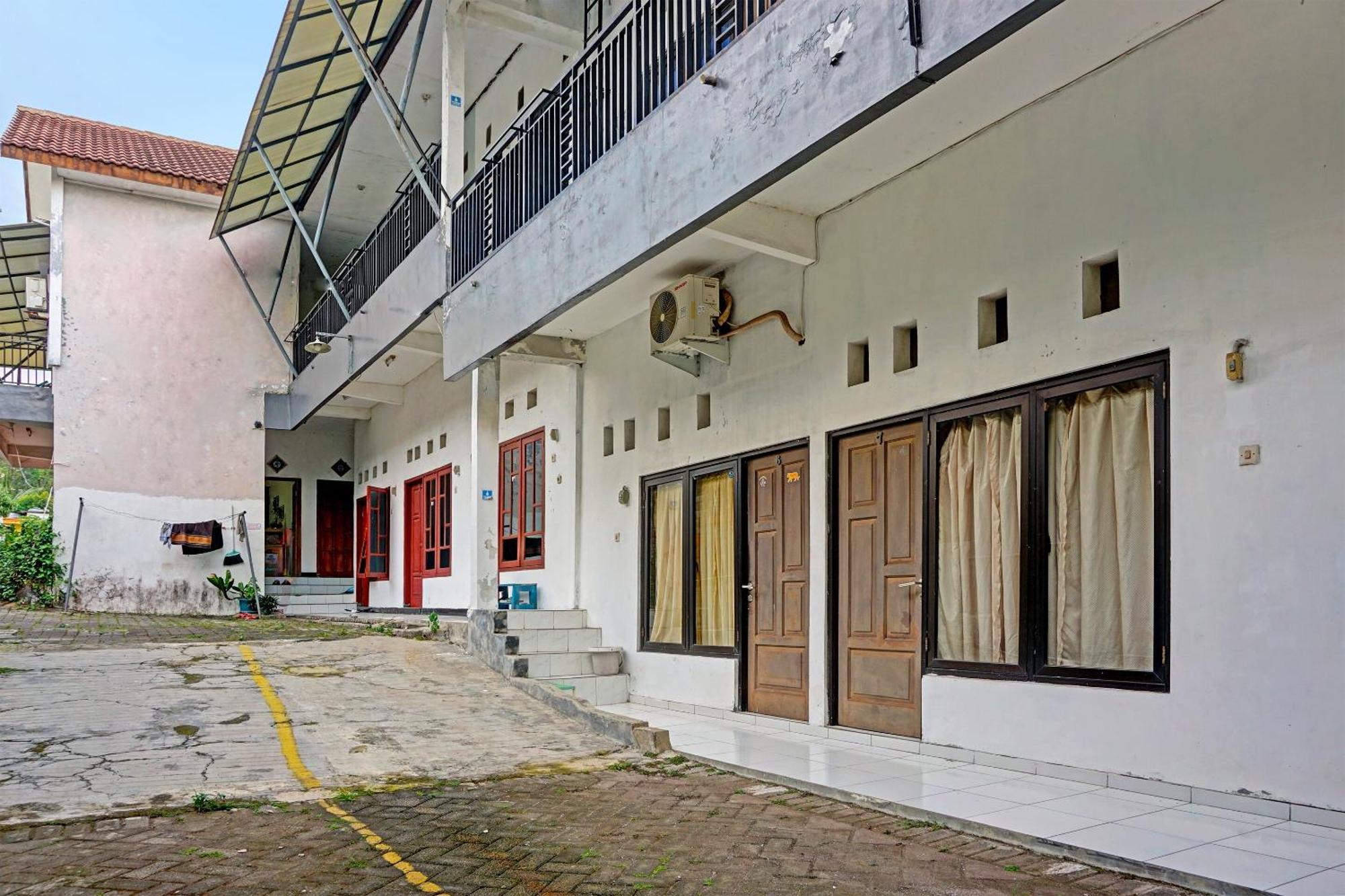 Hotel Oyo Life 91896 Kost Bu Dewi Syariah Pasuruan Exterior foto
