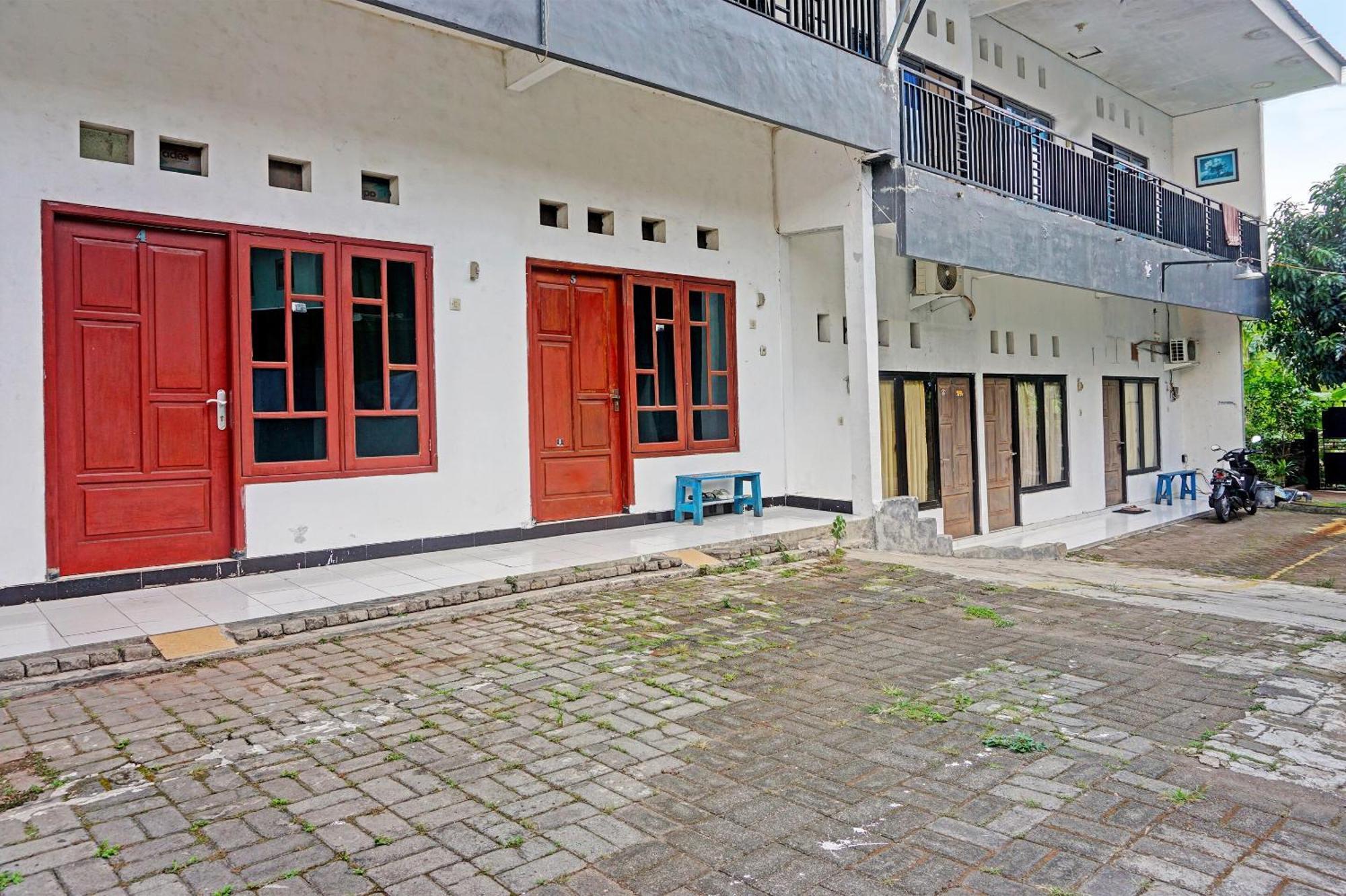 Hotel Oyo Life 91896 Kost Bu Dewi Syariah Pasuruan Exterior foto