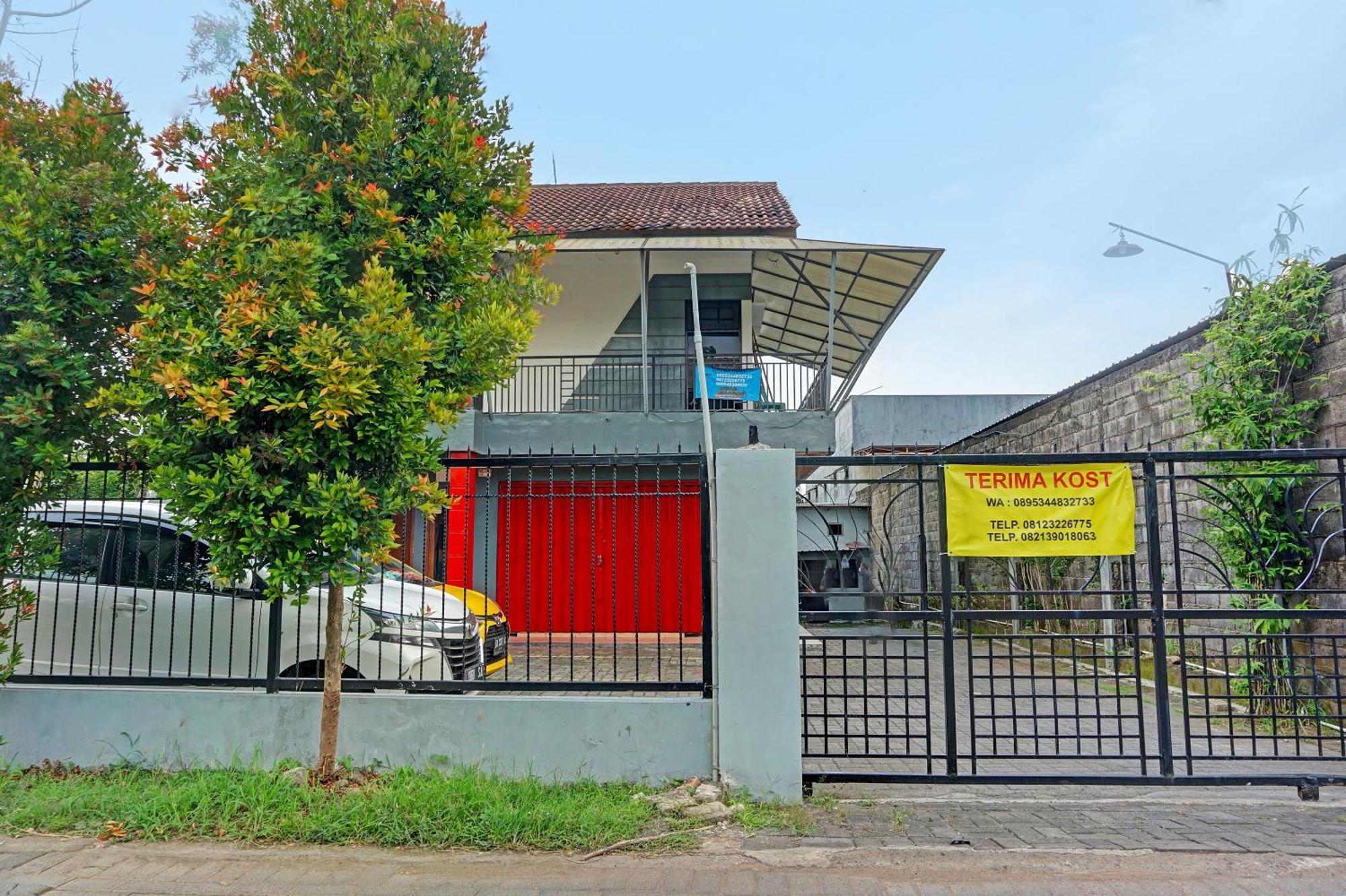 Hotel Oyo Life 91896 Kost Bu Dewi Syariah Pasuruan Exterior foto